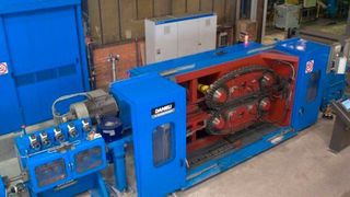 Kamen bislang für das Ziehen der Stäbe herkömmliche Kurvenscheibenmaschinen zum Einsatz, setzen die Deutschen Edelstahlwerke in der neuen Fertigung auf eine Raupenzugmaschine der Firma Danieli. (Bild: Deutsche Edelstahlwerke)