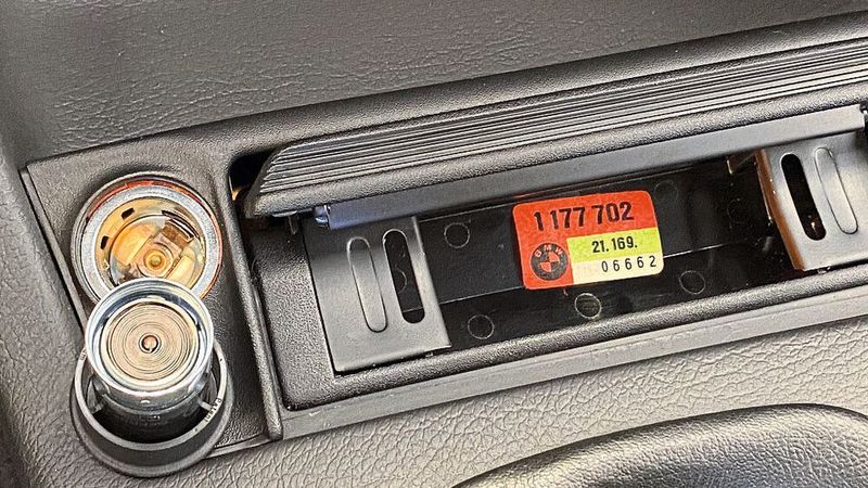 Hier hat weder der Anzünder jemals eine Zigarette, noch der Aschenbecher eine solche oder irgendetwas anderes gesehen. (Bild: Meyer-Hafner)