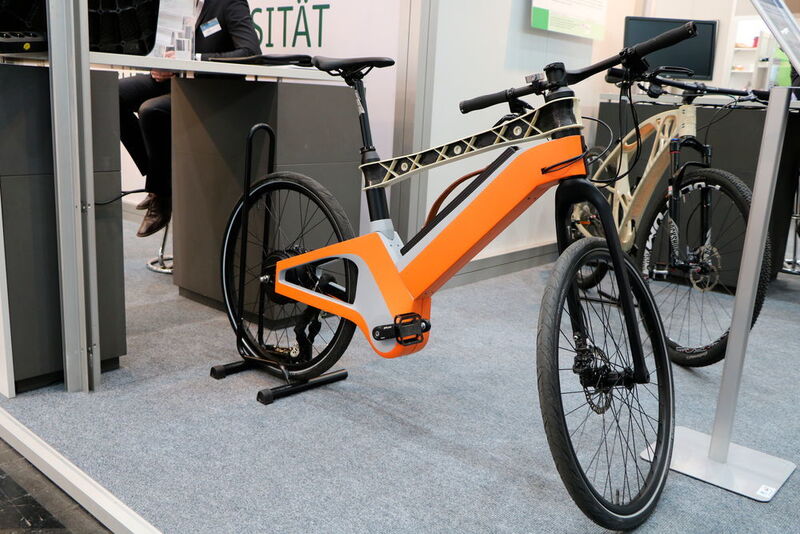 Die TU Chemnitz verbindet Leichtbau mit einem E-Bike: Das Oberrohr ist mit einer neuen Herstellungstechnologie entwickelt worden. (K.Juschkat/konstruktionspraxis/elektrotechnik)
