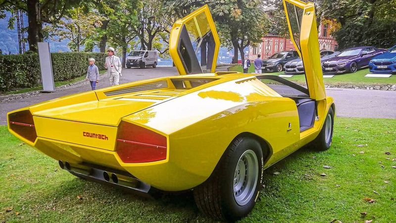 Das spätere Serienmodell LP400 besaß gegenüber dem LP500 massive Lufteinlässe für den Antrieb (in den Seitenteilen, auf den hinteren Kotflügeln und hinter den Türen).  (Bild: motor1.com)