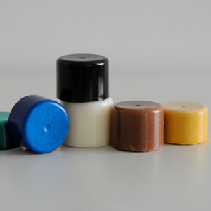 Im Projekt haben Forscherinnen und Forscher Proben aus Kunststoff hergestellt, der auf Tallöl basiert, und dabei verschiedene Härter getestet.