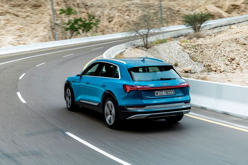 Die zwei Elektromotoren, je einer an der Vorder- und Hinterachse, liefern 265 kW/360 PS und 561 Nm Drehmoment. (Audi)