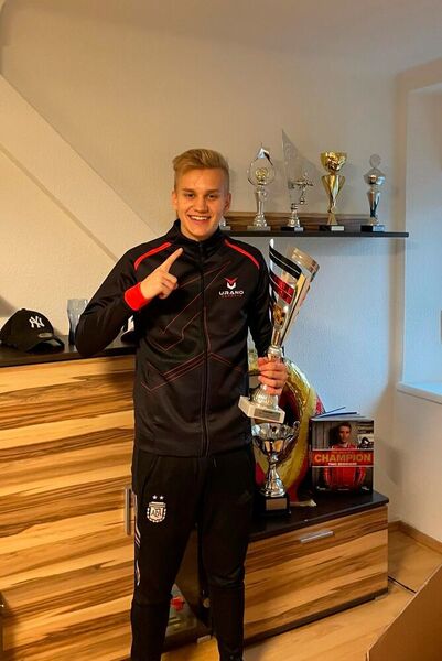 Große Erfolge in 2020: URANO-Youngster André Melchers sicherte sich Platz 2 in der iRacing-Weltrangliste und wurde Vizemeister in der deutschen SimRacing Meisterschaft. 2021 peilt er den Gewinn der Deutschen SimRacing Meisterschaft an (URANO)