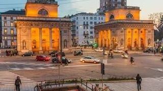 Straßenbeleuchtung in Mailand: Die Porta Venezia erstrahlt schon in der Dämmerung im Licht von LEDs. (Bilder: Marco Di Lauro)