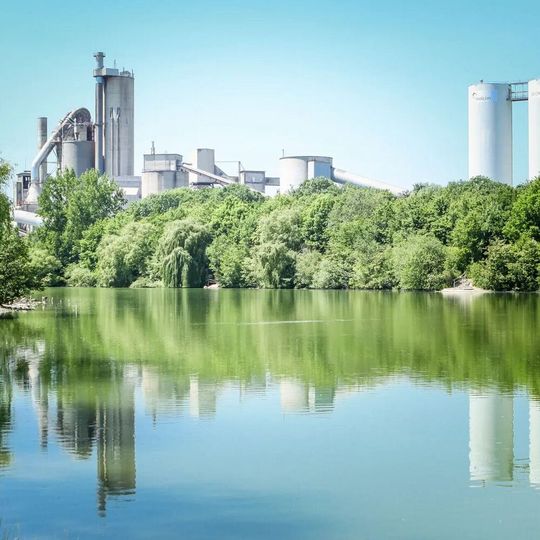 Mit der Installation eines ersten Anlagenmoduls im Zementwerk Beckum startet jetzt die erste Testphase des Projekts.(Bild:  Holcim)