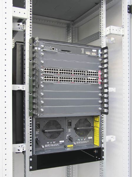 Abbildung 4: Durch den unteren, waagrechten Schacht des Air Tube Switch strömt Luft aus dem Kaltgang an den Switch, durch den senkrechten Schacht links strömt Warmluft ab. (Bild: Schäfer It Systems)