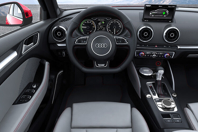 Das gewohnt hochwertige Cockpit ist ergänzt worden um einige Instrumente für den hybriden oder rein elektrischen Antrieb. (Foto: Audi)