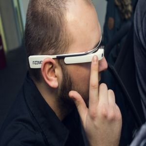Die Googlebrille soll die Kommissionierung revolutionieren. (Bild: iTiZZiMO)