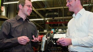 Knackten gemeinsam eine harte konstruktive Nuss: Anton Brucker (links), Projektmanager ZF Friedrichshafen in Passau, und Sascha Hessel (Oerlikon Balzers). (Bild: Oerlikon Balzers)