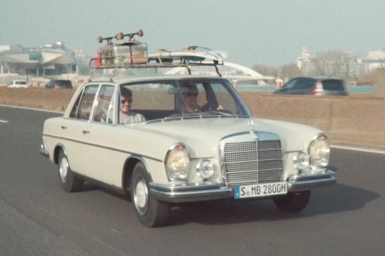 Vier Oldtimer-Fans aus dem Mercedes-Benz-Museum durchquerten im letzten Jahr Europa am Steuer eines unrestaurierten W 108 von 1969 und einer G-Klasse. Ziel waren die Laureus Sports Awards 2018 in Monaco. Ihren 280 S tauften die vier liebvoll „Heinrich“.  (Daimler AG)
