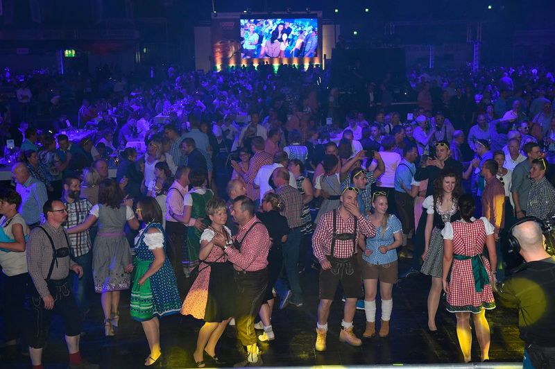 Das Motto der diesjährigen „PV Live!“ lautete „Rock meets Wiesn“. Zahlreiche Teilnehmer waren entsprechend passend gekleidet. (Foto: PV)