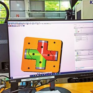 Für Engineering und Arbeitsvorbereitung kommen moderne CAD-CAM-Werkzeuge zum Einsatz.(Bild:  Klaus Vollrath)