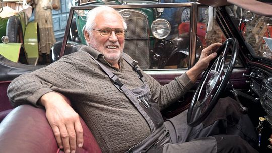 Helmut Weber ruft andere „Alte Meister“ auf, sich in Rahmen seiner Aktion „Senioeren als Mentoren“ zu engagieren. Der Oldtimerliebhaber kommt ursprünglich aus der Medizintechnik. Nachdem er mit 65 Jahren seine Firma verkauft hatte, widmete er sich seiner großen Leidenschaft: historischen Autos und deren Restaurierung. In Emmingen betreibt er zusammen mit Oldtimerexperte Klaus-Dieter Hein die Firma Weber Historische Automobile, Handel, Reparatur und Service GmbH.(Bild:  Klassikwelt Bodensee)