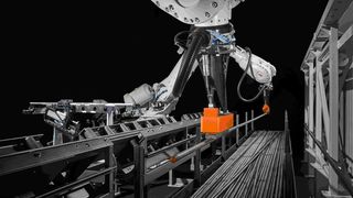 Die Greifer an den Robotern des Kasto-Systems Kastopick bar können alles sicher packen, was magnetisch ist. Die Greifer können der Geometrie der zu bewegenden Halbzeuge angepasst, ausgewählt werden, wie es dazu heißt. Zuvor wird das Langgut gescannt. (Bild: Kasto)