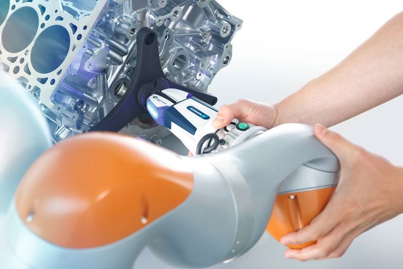Der Roboter mit einem Co Act Gripper führt einen Motoradapter zu einem Motorblock, positioniert ihn und hält ihn während der Verschraubung in Position. (Schunk)