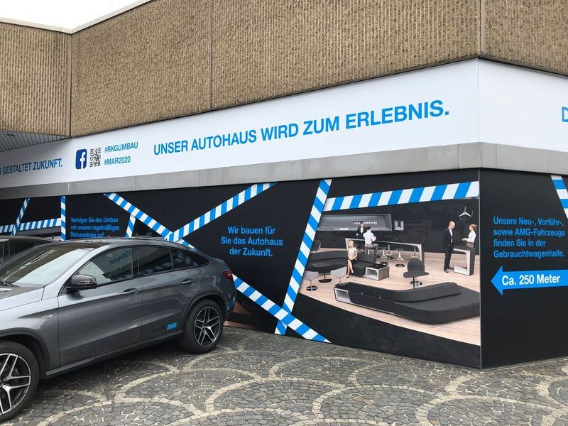 Auf den noch verhüllten Scheiben können die Kunden sehen, wie der neue Showroom aussehen soll. (Faust / »kfz-betrieb«)