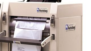 Das Autobag-Tischverpackungssystem „PS 125 OneStep“ hat den Thermotransferdrucker integriert und druckt damit Texte, Labels und Barcodes. (Bild: APS)