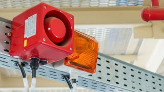 Wer hätte das gedacht? Der Warnton der Brandmeldanlage kann Festplatten zerstören.  (© chocolatefather - stock.adobe.com)