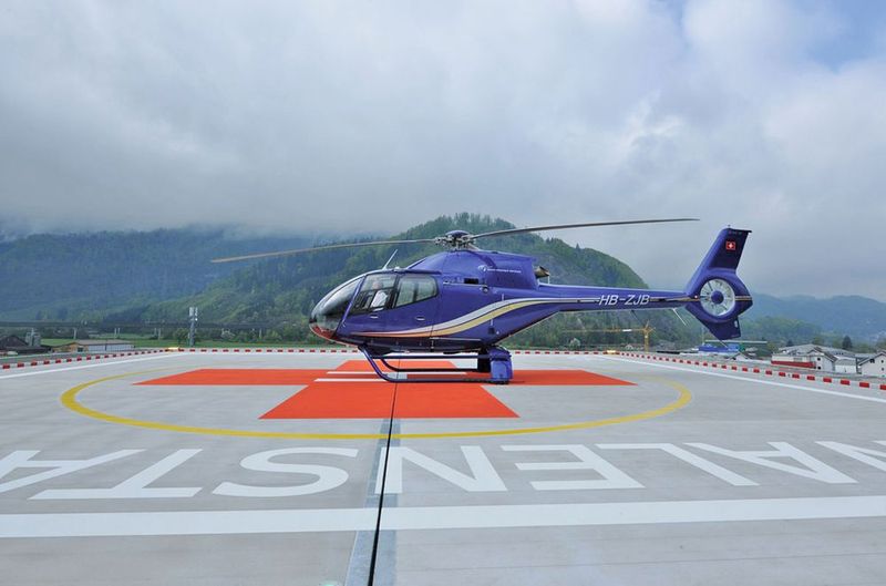 Leicht, einfach zu montieren, schnell beheizbar und nicht rissanfällig: Die Helikopterlandeplätze von Euro­poles Suisse. (Europoles)