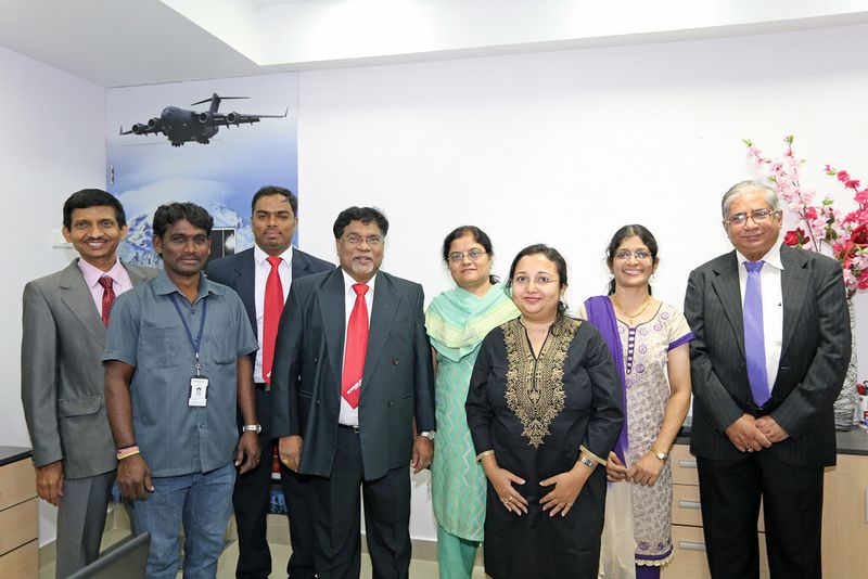 Das Mitarbeiter-Team von Schaublin Machines in Indien: 4. v. r.: Niederlassungs-Geschäftsführer K. Shanker, 3. v. r.:  der indische Verkaufsleiter G. Nagarjuna, rechts und links andere Mitarbeiter von SMI und ganz rechts Handelspartner K. Thakur von MTI Ltd. (Anne Richter, SMM)