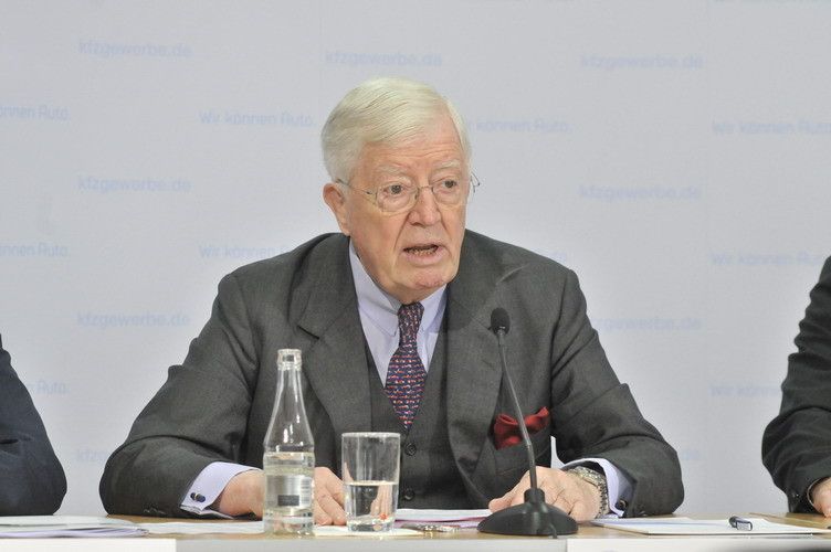 ZDK-Präsident Robert Rademacher schilderte die Entwicklung der Kfz-Branche im vergangenen Jahr. (Foto: Zietz)
