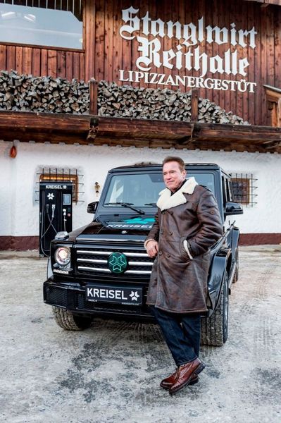 Stolz auf seinen Testwagen: Anrnold Schwarzenegger (Kreisel Electric, Martin Pröll)