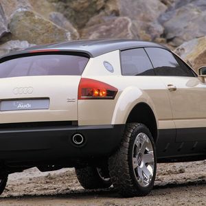 Der Steppenwolf erschien 2000 und war eine zukunftsweisende Studie eines kompakten, 3-türigen SUV-Crossovers auf A3-Basis, präsentiert auf dem Pariser Salon. Das Konzeptfahrzeug bot Quattro-Antrieb, einen 3,2-Liter-V6-Motor, ein abnehmbares Dach und eine höhenverstellbare Luftfederung, um Gelände- und Sportwagenaspekte zu vereinen.(Bild:  Audi)