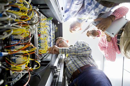 Unternehmen, die nach einem IT-Störfall schnell wieder auf neuen Systemen mit den Backup-Daten arbeiten wollen, können auf eine Image-basierte Datensicherung nicht verzichten. Acronis Snap Deploy ermöglicht aufgrund Image-basierter Sicherungen ein Bare-Metal-Recovery und somit eine Bereitstellung neuer Systeme ohne großen manuellen Aufwand. (© Juice Images - Fotolia)