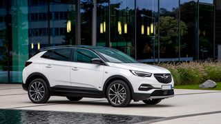 Stabile Beschäftigtenzahlen meldet erfreulicherweise das Opel-Werk Eisenach, hat die dpa gehört. Ein Grund ist, das dort – und nur dort – das Opel-Flaggschiff Grandland vom Band läuft. Parallel dazu, geht es der Branche in Thüringen eigentlich nicht so gut ... (Bild: Opel)