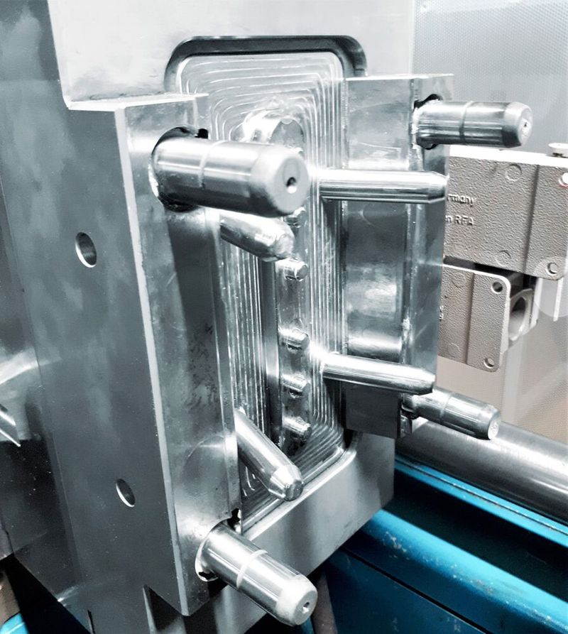 Meusburger-Heißkanal-Implementierung einer schraubbaren Düse des Typs smartfill 4519 auf engstem Raum beim Kunststoffwerk Buchs. Hier die neue Düsenseite des betreffenden Spritzgießwerkzeugs.