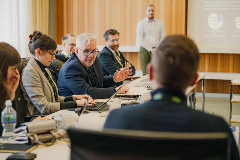 Viele gute Gespräche gab es bereits bei „Scale New Chemistry“ im März in Berlin. Frank Lerch, (Dritter von links), FEW Chemicals aus Bitterfeld, ist als Mentor im Programm „Scale New Chemistry“.  (Bild: Ana Torres/ Forum Rathenau e.V.)