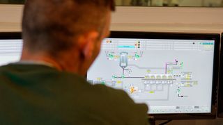 Alles im Blick mit dem Prozessleitsystem Simatic PCS 7: Im Verfahren der Wirbelschicht-Sprühgranulation werden staubfreie Granulate mit frei einstellbaren Partikelgrößen zwischen 200 µm und 5.000 µm kontinuierlich hergestellt. (Ch. Heidemanns/Siemens)