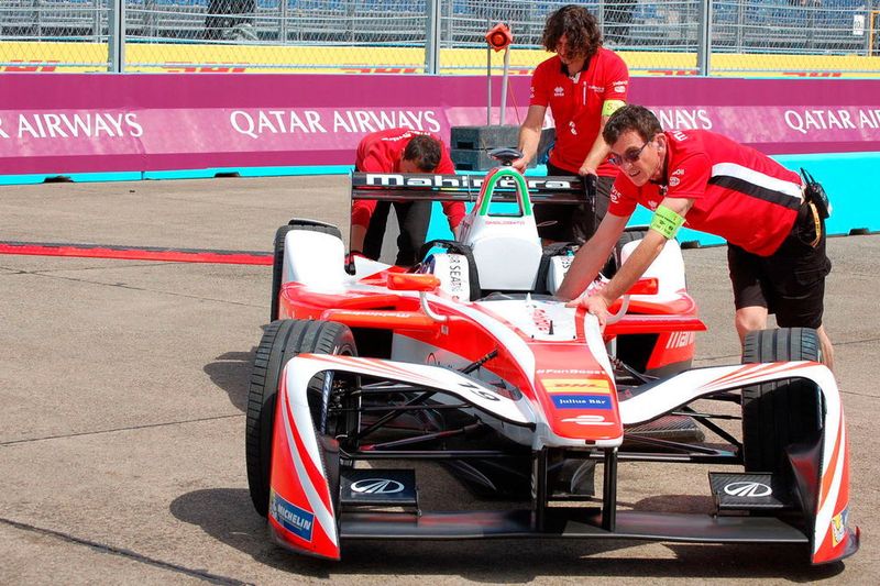 Nach der erfolgten Freigabe durch die FIA, darf das Auto zurück in die Box geschoben werden. (Benjamin Kirchbeck)