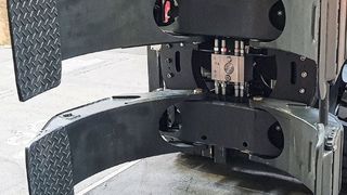 Drehbare Rollenklammer 2T458B mit „smarter“ modularer Drehdurchführung im mittigen Kasten. (Kaup)