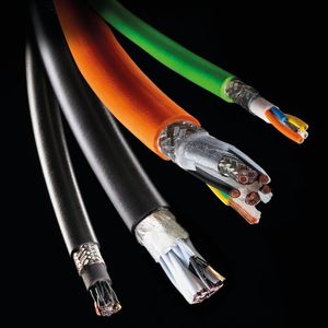 Ebenfalls zu sehen: elektrische Verbindungstechnik für die Industrieautomation, von Steuer- und Anschluss- bis zu Signal- und Datenleitungen. (Bild:  Helukabel)