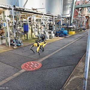 Angepasst an die Anforderungen des Industriebetriebs absolviert der mobile Roboter automatisiert Inspektionsrouten, liest dabei Messwerte aus und sammelt Daten – auch von Messstellen, die für den Menschen schwierig zu erreichen sind.(Evonik)