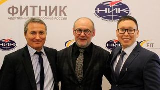 Carl Fruth mit dem russischen Fitnik-Team: Viktor Rekimchuk, Sales Manager Russland (links), und Stanislav Mironov, Verbindungsingenieur FIT/Fitnik (FIT Gruppe)