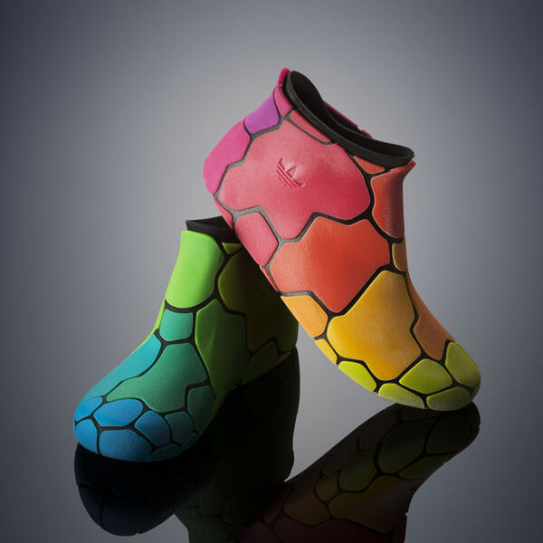 3D-gedruckte Schuhe, hergesttelt in einem einzigen Arbeitsschritt auf der Objet500 Connex3 mit VeroYellow, VeroMagenta und dem gummiartigen Material TangoBlackPlus (Bild: Stratasys)