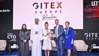 Maryam Almehairi, AVP Government Liaison bei Kaoun International; Omar Bin Sultan Al Olama, Staatsminister für Künstliche Intelligenz in den Vereinigten Arabischen Emiraten; Trixie LohMirmand, CEO KAOUN International; Dr. Mario Tobias, CEO Messe Berlin; Franziska Giffey, Bürgermeisterin und Senatorin für Wirtschaft, Energie und Betriebe (Bild: Messe Berlin)