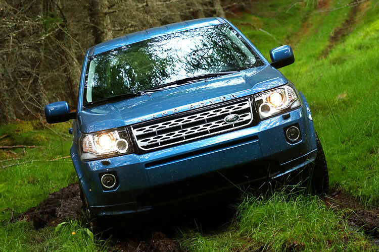Die Bodenfreiheit an der Vorderachse beträgt bis zu 210 mm, an der Hinterachse bis zu 265 mm. (Land Rover)