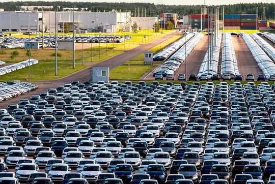 Eine weltweite Umfrage von EY offenbart, dass viele Menschen an den Kauf eines Neuwagens denken. Wie sich die Wünsche auf die verschiedenen Antriebsmodelle verteilen und was die Zukunft bringen könnte, verraten die Experten hier ...(Bild:  Volkswagen)