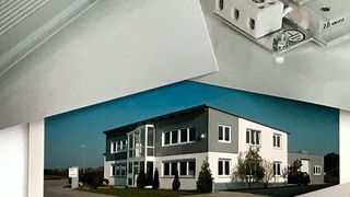 Um das damalige „Fabrikle“ der Michael Koch GmbH herum gruppiert: Produkt-Pressefotos aus dem Jahr 1999. (Michael Koch)