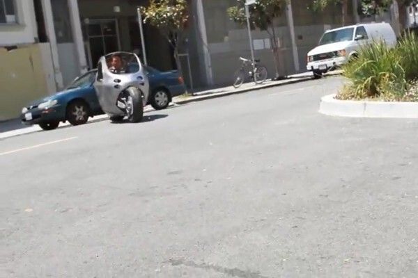 Das C1 von Lit Motors: zwei Gyroskope sorgen dafür, dass der elektrische Zweiradkabinenroller nicht umfallen kann - auch nicht bei einem Unfall (Bild: Lit Motors)