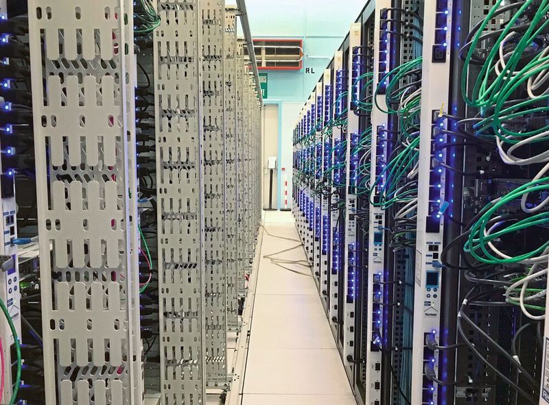 Das Forschungszentrum CERN bei Genf benötigt  428 GWh Strom pro Jahr, hauptsächlich für den Betrieb des grossen Teilchenbeschleunigers «Large Hadron Col­lider». Die Kryptowährung Bitcoin braucht über 250-mal mehr Strom. Im Bild: das CERN-Rechenzentrum.  (Bild: B. Vogel)