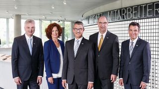 Lenken nach dem Rücktritt von Alfred Weber (Mitte) den Filtrationsspezialisten Mann + Hummel: (v. li.) Josef Parzhuber, Emese Weissenbacher, Kai Knickmann, Hansjörg Herrmann. (Bild: Mann + Hummel)