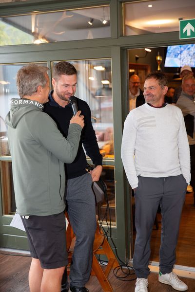 Der fünfmalige Bob-Weltmeister Johannes Lochner steht Tom Meiler (BR) für alle Fragen zur Verfügung. (Bild: © Hans Breitenfellner (hochzeit-in-bildern.de))