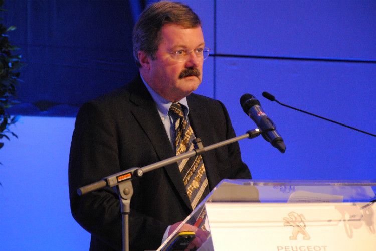 Branchenanwalt Uwe Heymann (Kanzlei Hau Heymann Busch; Frankfurt am Main) zeigte den Peugeot-Partnern ihre aus den gekündigten Serviceverträgen hervorgehenden Rechte auf und versprach Unterstützung. (Foto: Baeuchle)