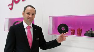 Richard Hurst, Produktmanager Mechanik der Harmonic Drive AG: „Damit sich das neue Fett leichter vom alten unterscheiden lässt, wurde es pink eingefärbt.“ Bild: Schäfer (Archiv: Vogel Business Media)