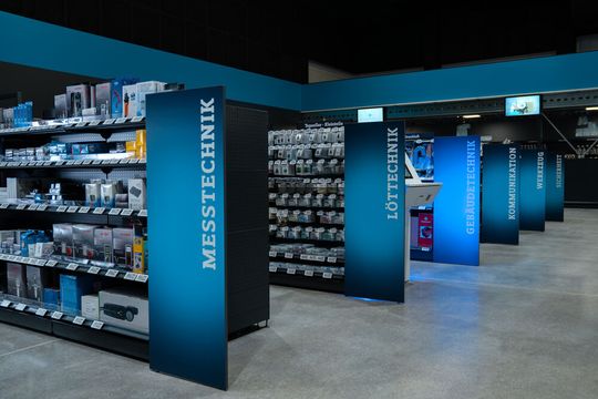 Das ist der Blick in einen Conrad-Profistore. Davon gibt es in Hürth bereits einen, der auch als Pilotgeschäft fungiert, wo neue B2B-Modelle ausprobiert werden. Nun gibt es in Mannheim und Regensburg jeweils einen weiteren davon. Conrad Electronic erklärt hier, warum ...(Bild:  Conrad Electronic)