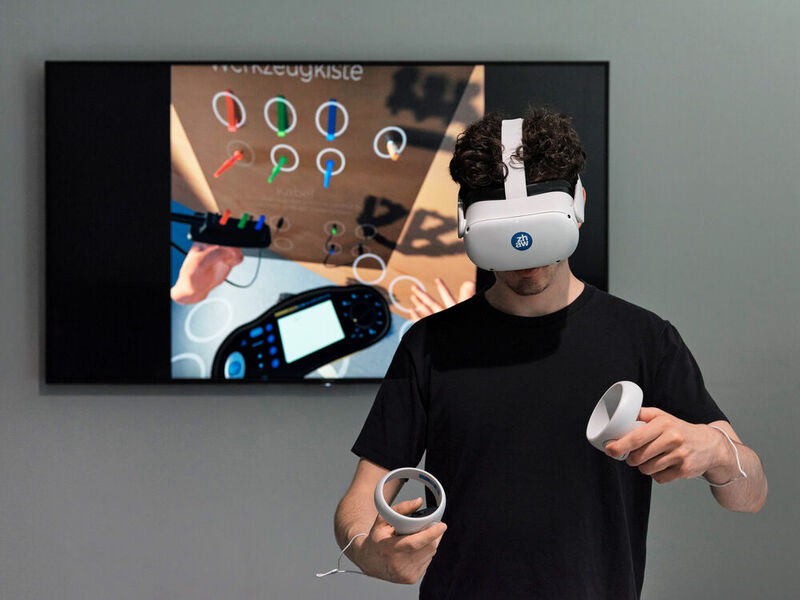 Lernende aus der Elektrobranche haben sich auf ihre Abschlussprüfung zusätzlich mit Virtual Reality-Software vorbereitet. 